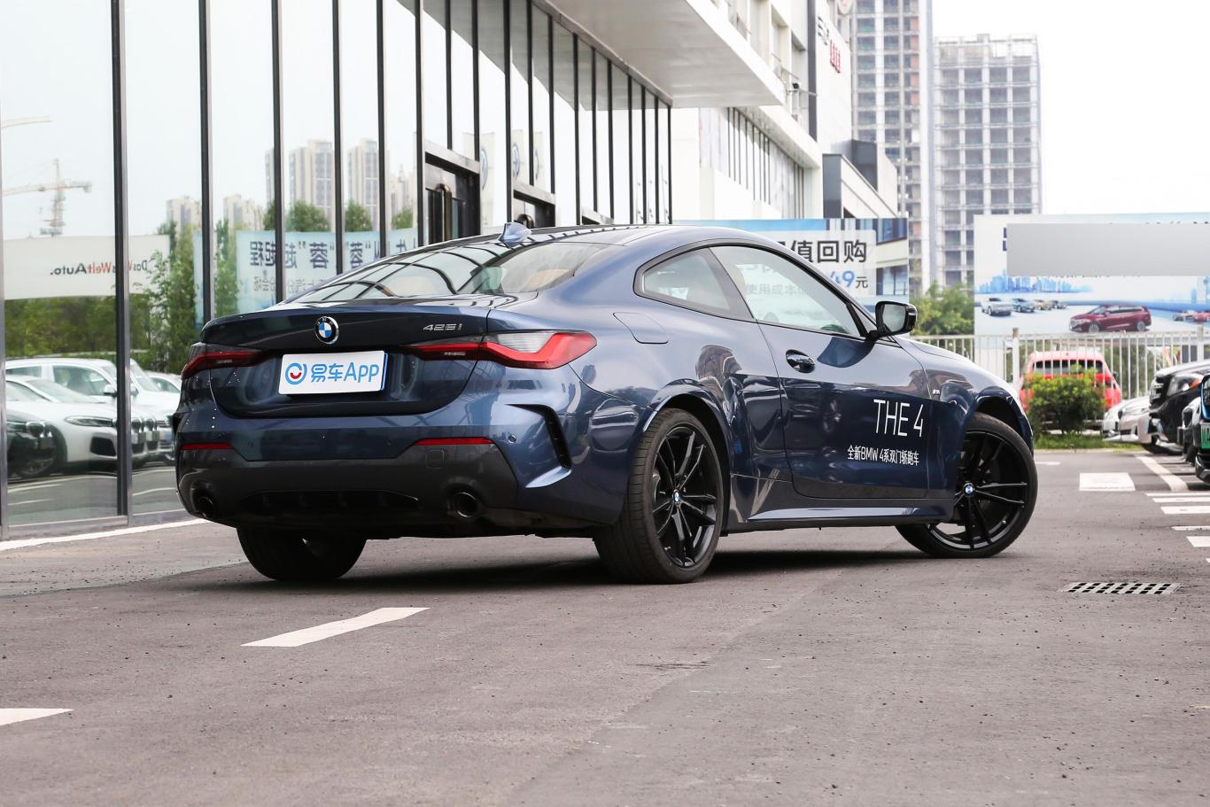 宝马4系改款 双门轿跑车 425i m运动曜夜套装侧后45度车头向右水平