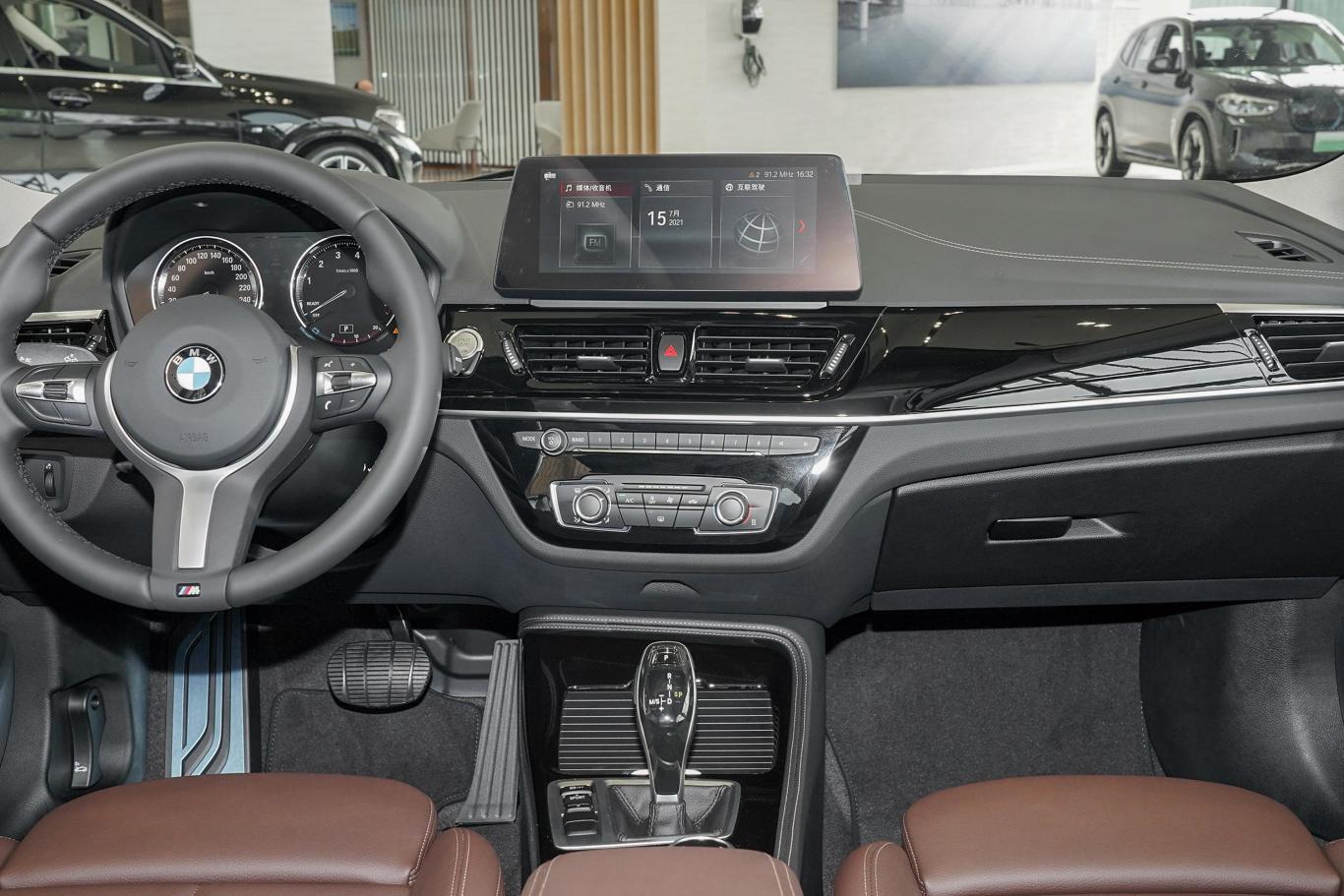 宝马1系改款 120i m运动曜夜版中控台整体