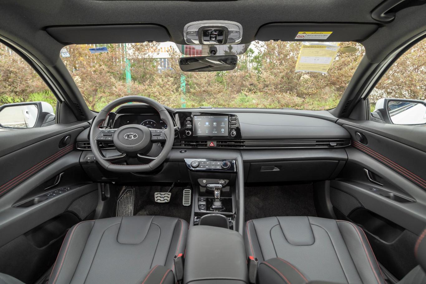 伊兰特240tgdi 双离合精英版内饰全景正拍