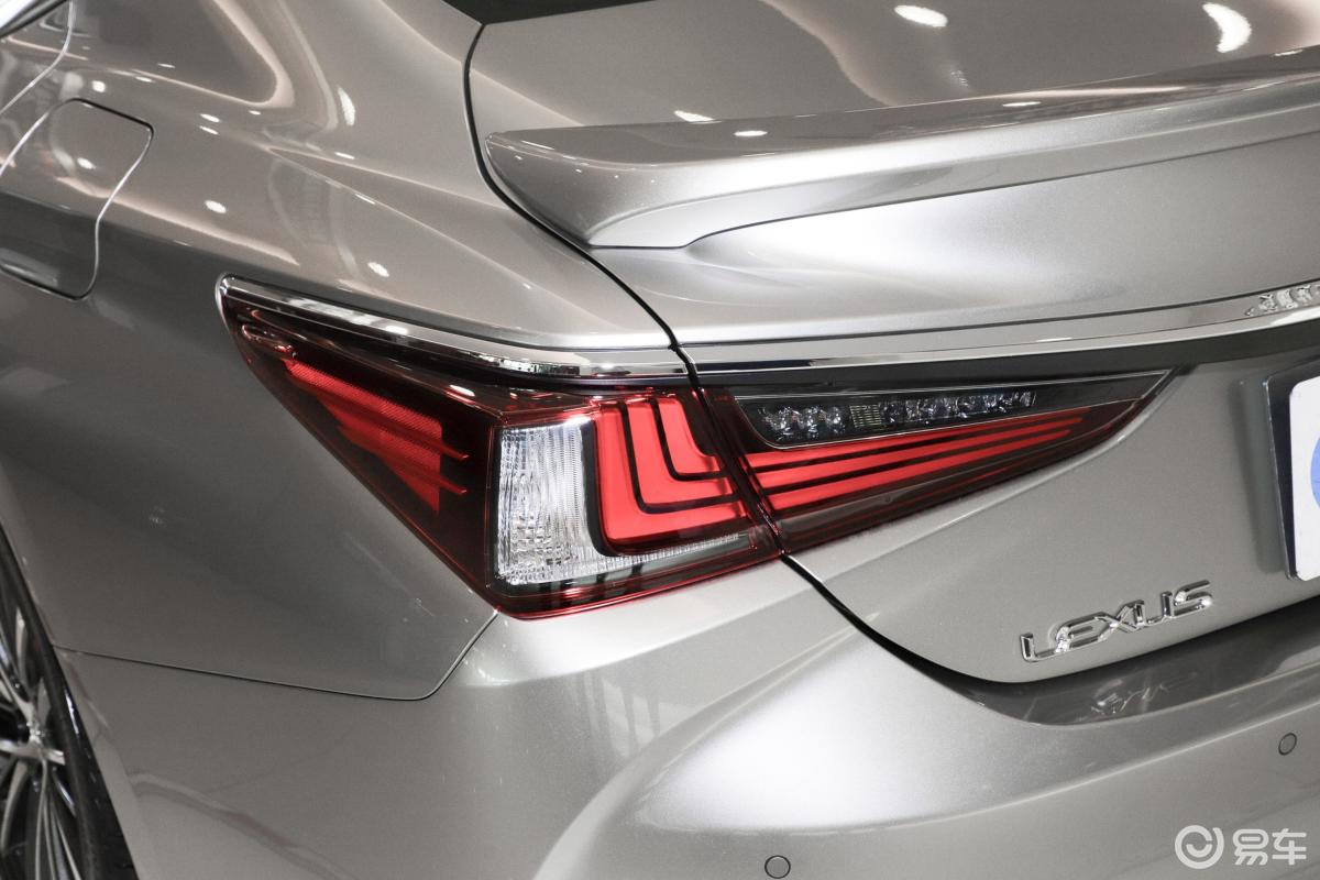 【雷克萨斯es2021款300h 尊享版尾灯侧45度俯拍汽车图片-汽车图片大全