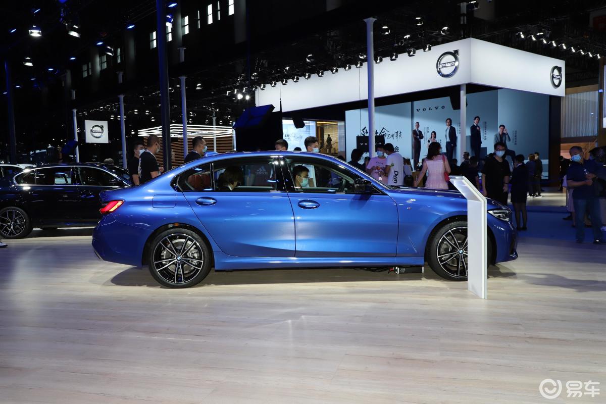 【宝马3系2022款330li xdrive m运动曜夜套装正侧车头向右水平汽车