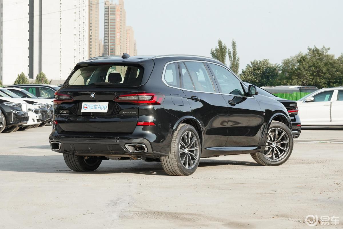 【宝马x5 插电混动2021款改款 xdrive45e m运动套装侧后45度车头向右