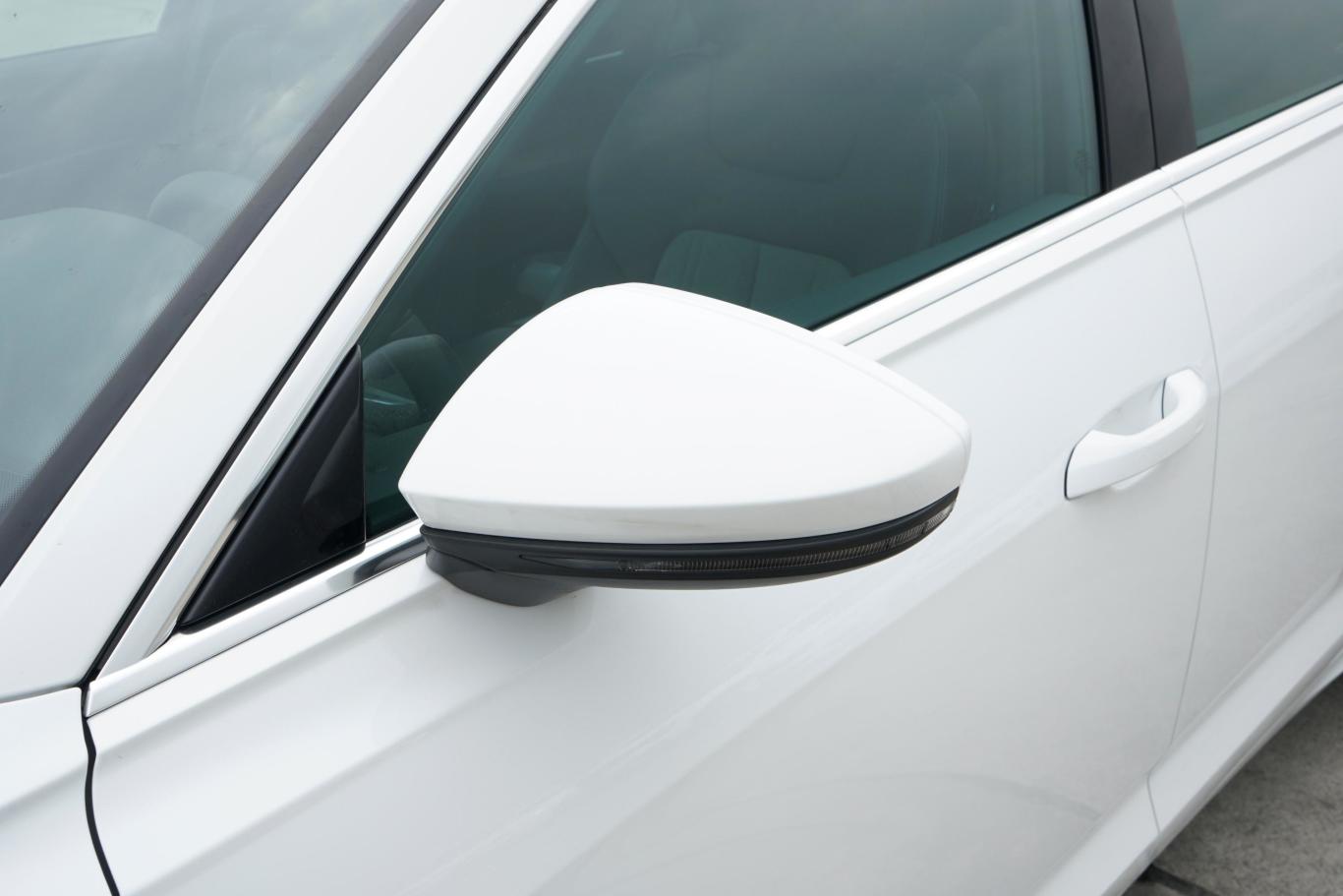 奥迪a6l45 tfsi 臻选动感型主驾驶后视镜背面