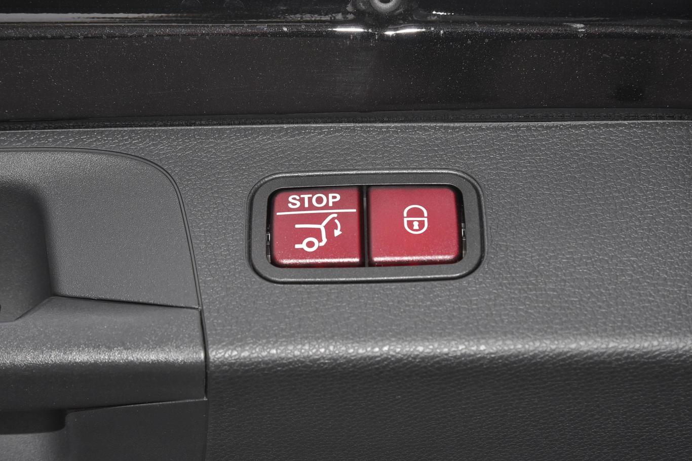 奔驰glcglc 300 l 4matic 豪华型电动尾门按键(手动扶手)