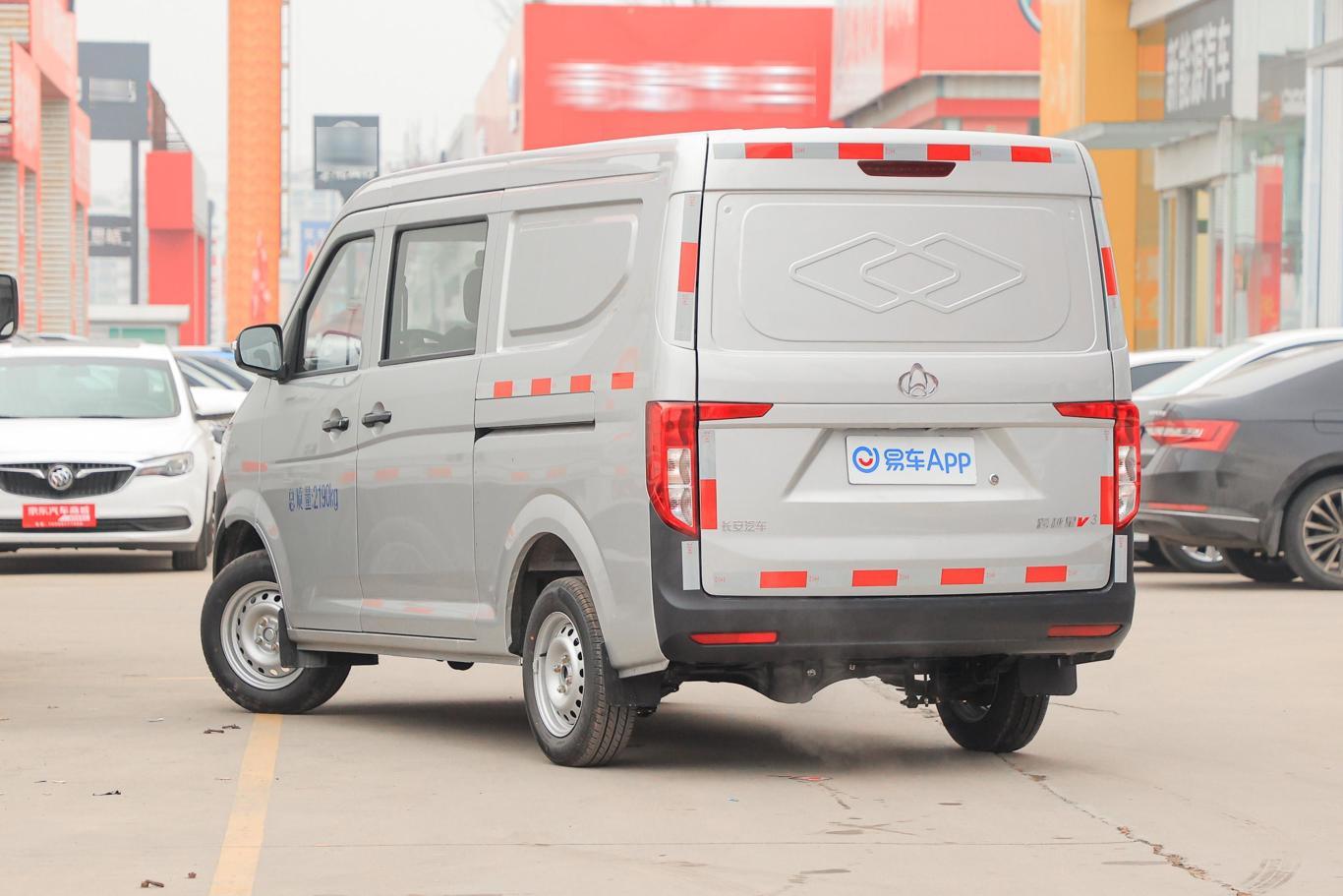 跨越星v31.5l 厢式畅享型 5座侧后45度车头向左水平