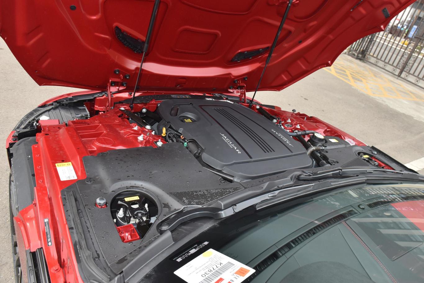 捷豹f-typep300 敞篷版 r-dynamic black发动机舱整体