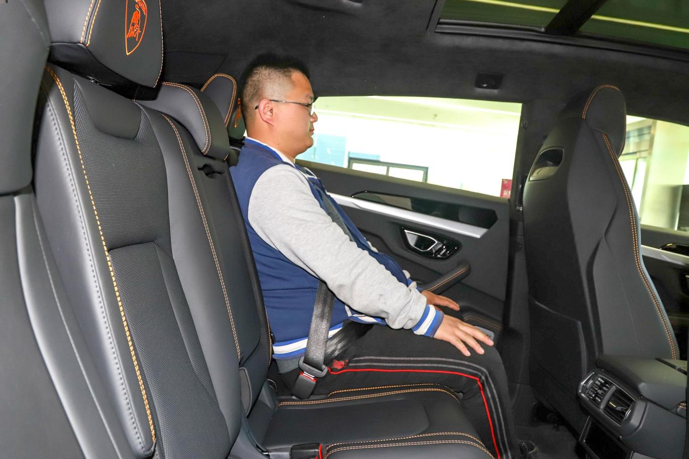 urus4.0t v8后排空间体验