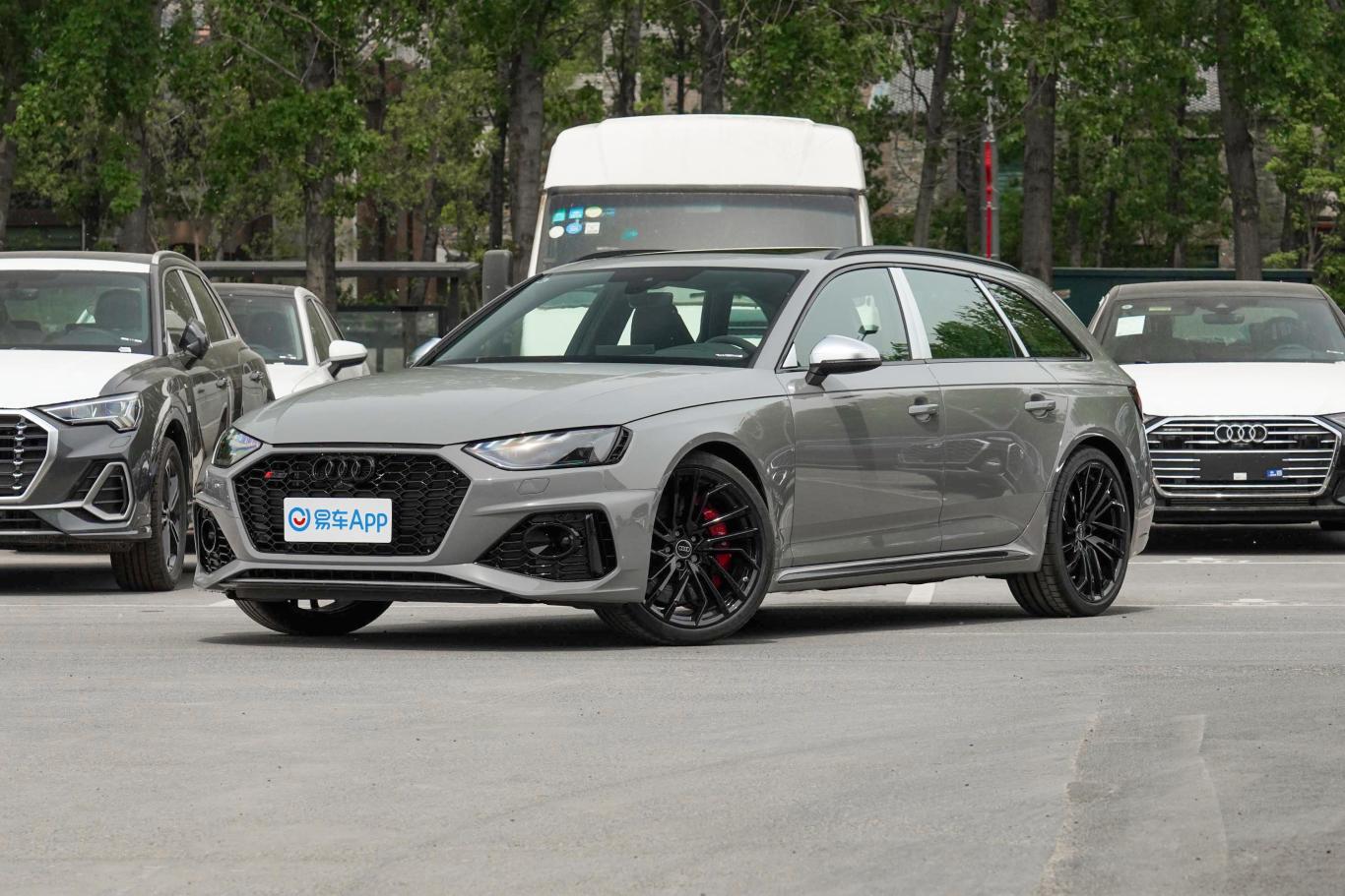 奥迪rs 42.9t avant 黑曜版侧前45度车头向左水平