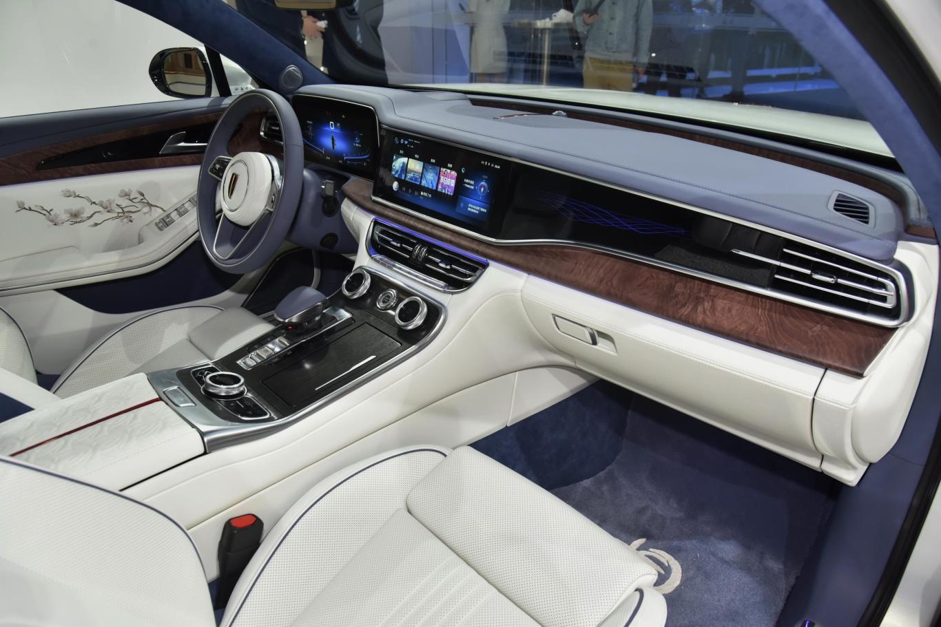 红旗h9h9  白玉兰限定版内饰全景副驾方向