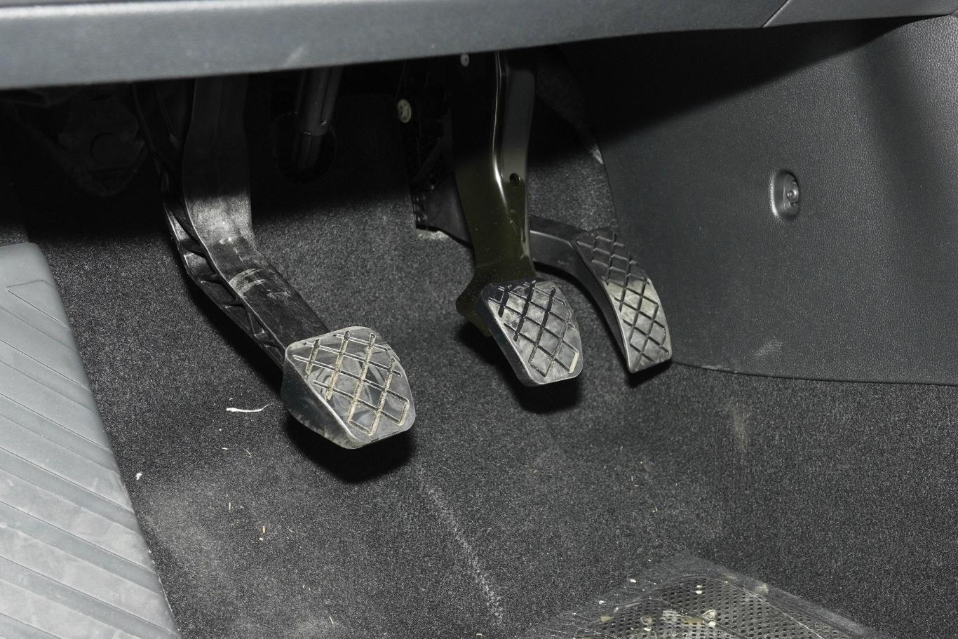 朗逸1.5l 手动风尚版脚踏板