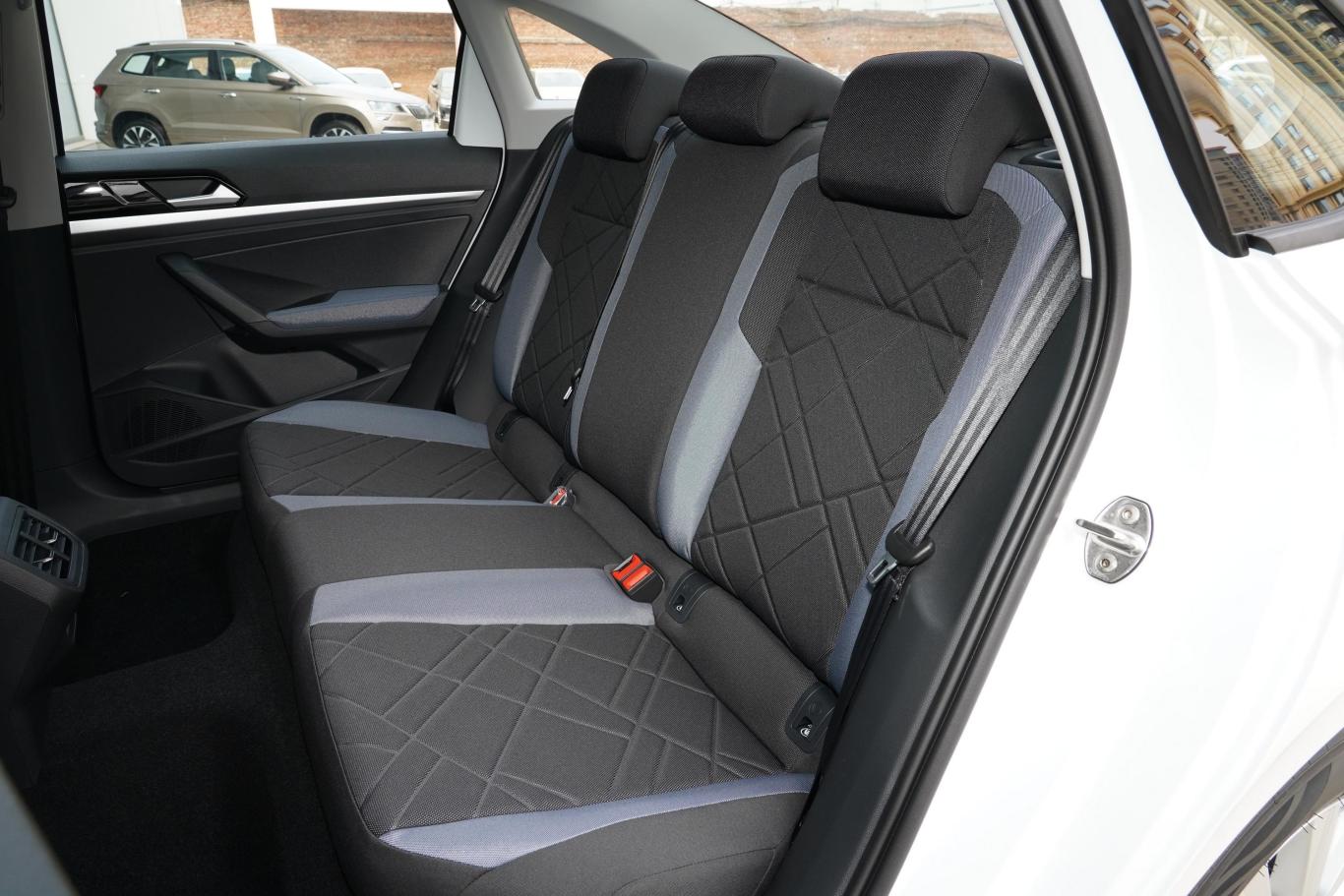 朗逸1.5l 自动得逸版后排座椅