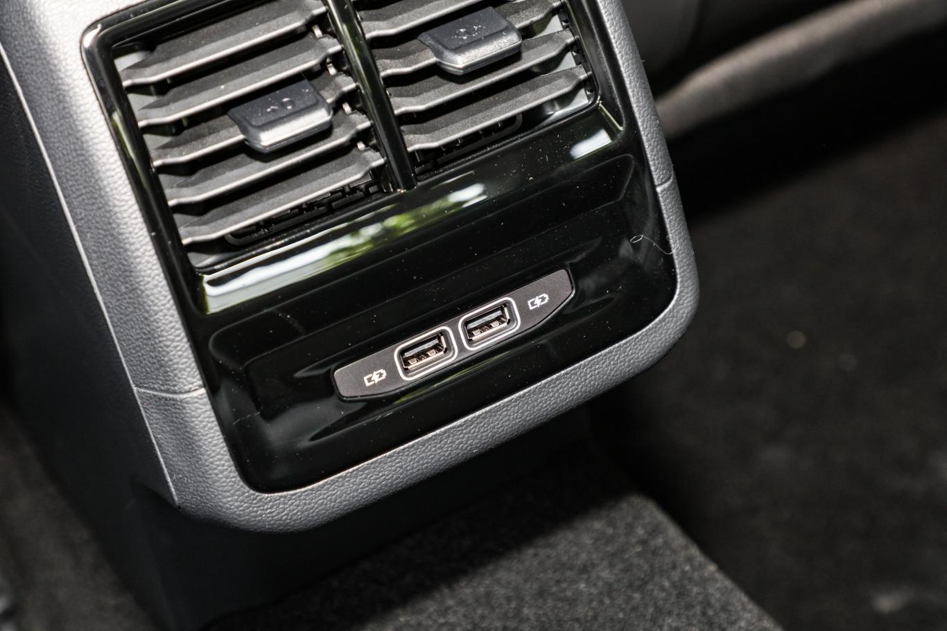 速腾300tsi 双离合卓越版后排充电口