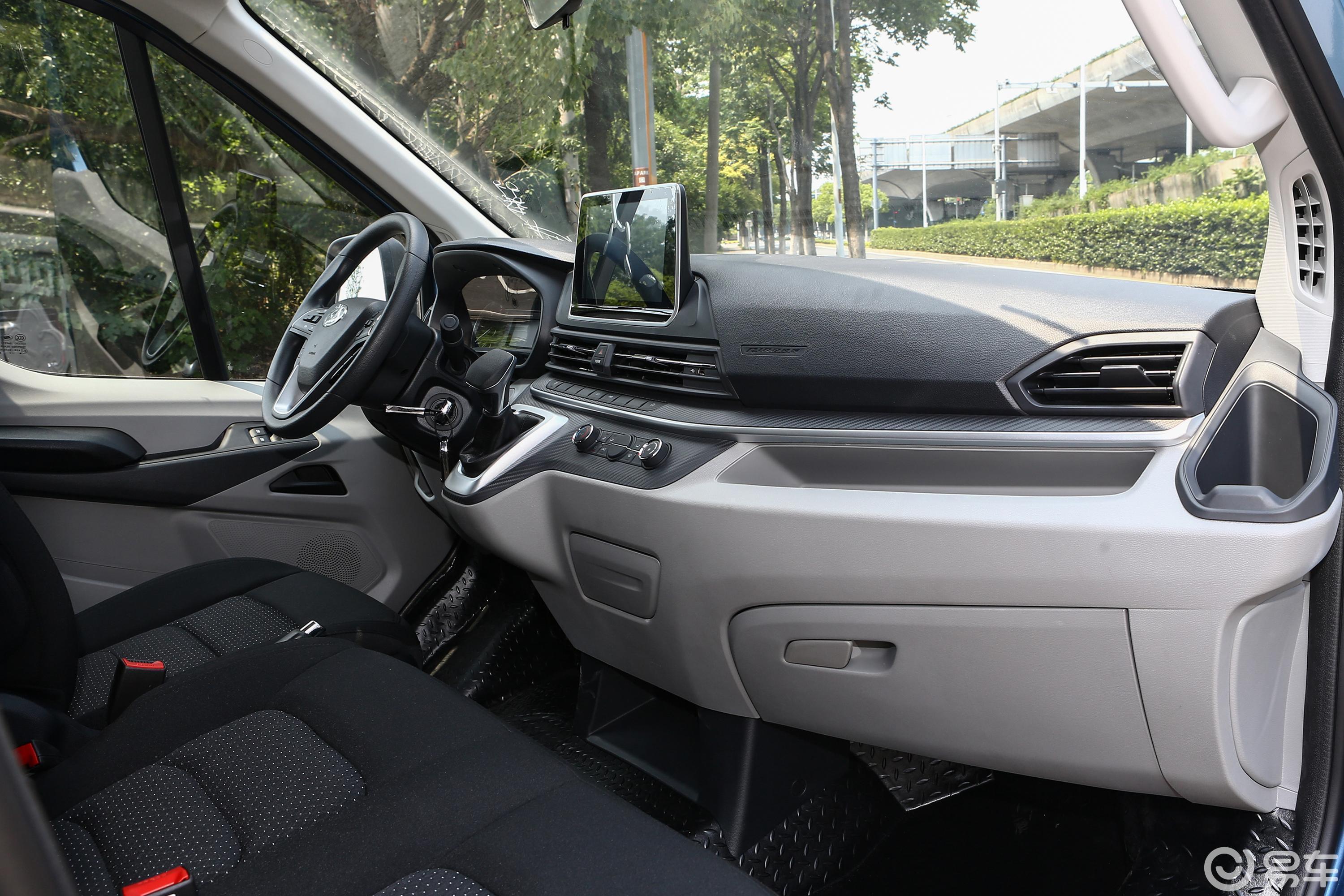 【上汽大通MAXUS V90运杰 2.0T AMT前驱后单胎短轴高顶 5/6座内饰全景副驾驶员方向图片-汽车图片大全】-易车