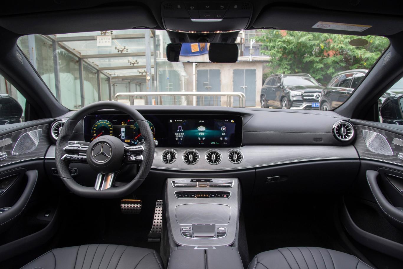奔驰clscls 300 动感型内饰全景正拍
