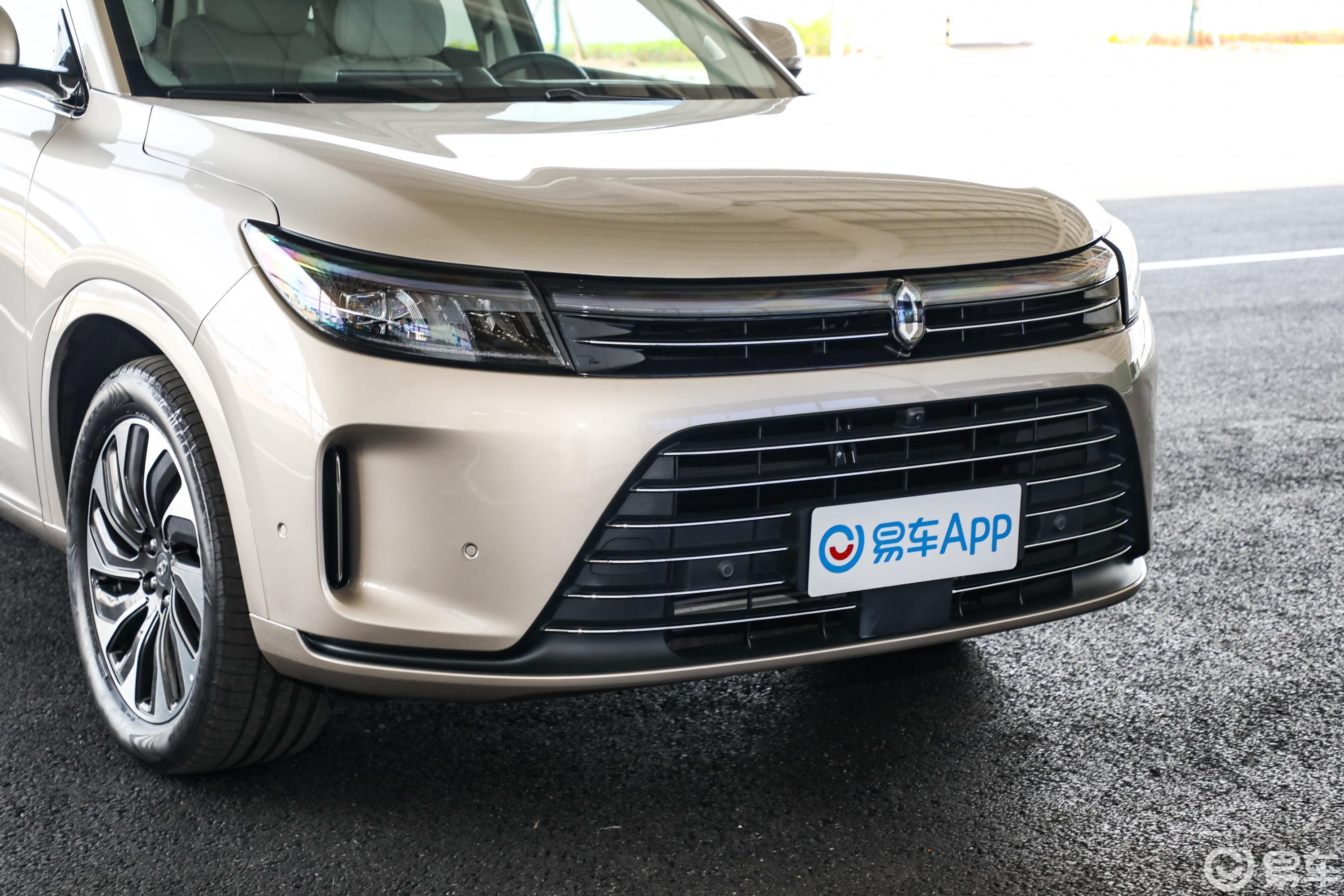 【问界M71.5T 200km 四驱豪华版前格栅侧俯拍图片-汽车图片大全】-易车
