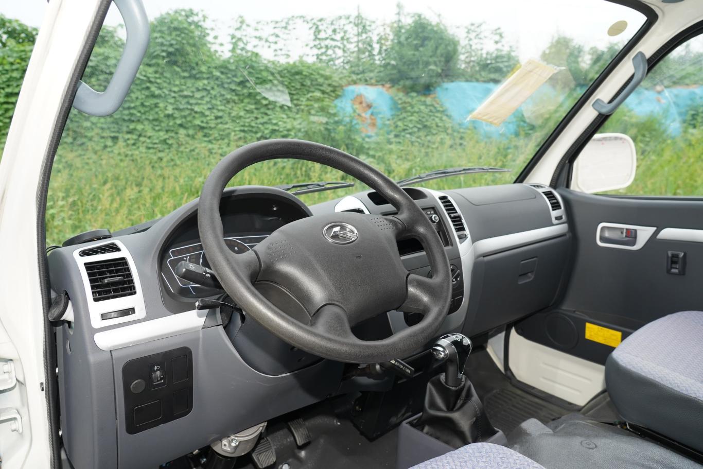 金龙龙耀8厢货高顶系列 230km方向盘