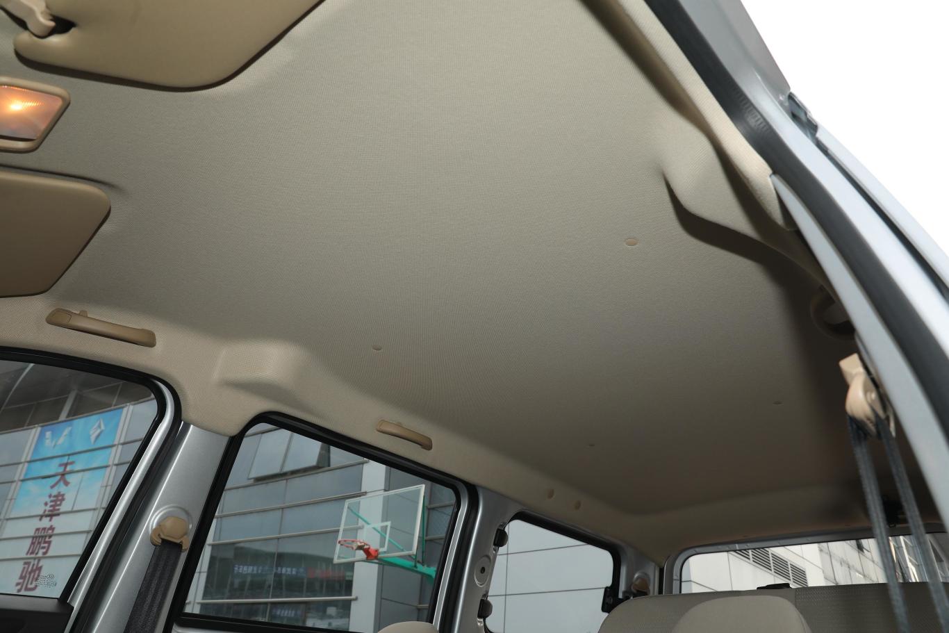 五菱宏光v1.5l 劲取版电动助力 7座天窗内拍关闭