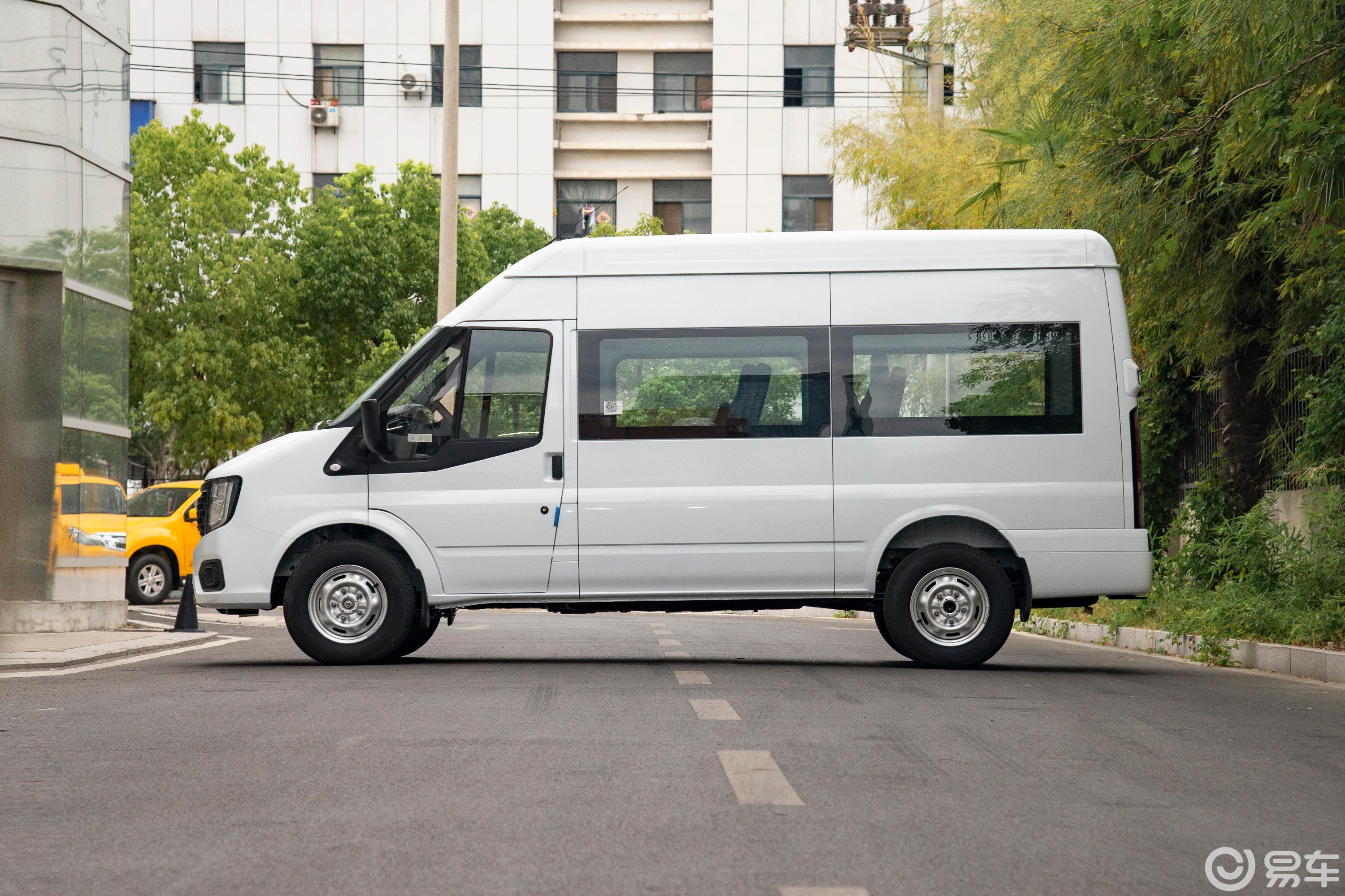 【江铃福顺2.0T 手动中轴中高顶多功能乘用车 6-7座 柴油正侧车头向左水平图片-汽车图片大全】-易车