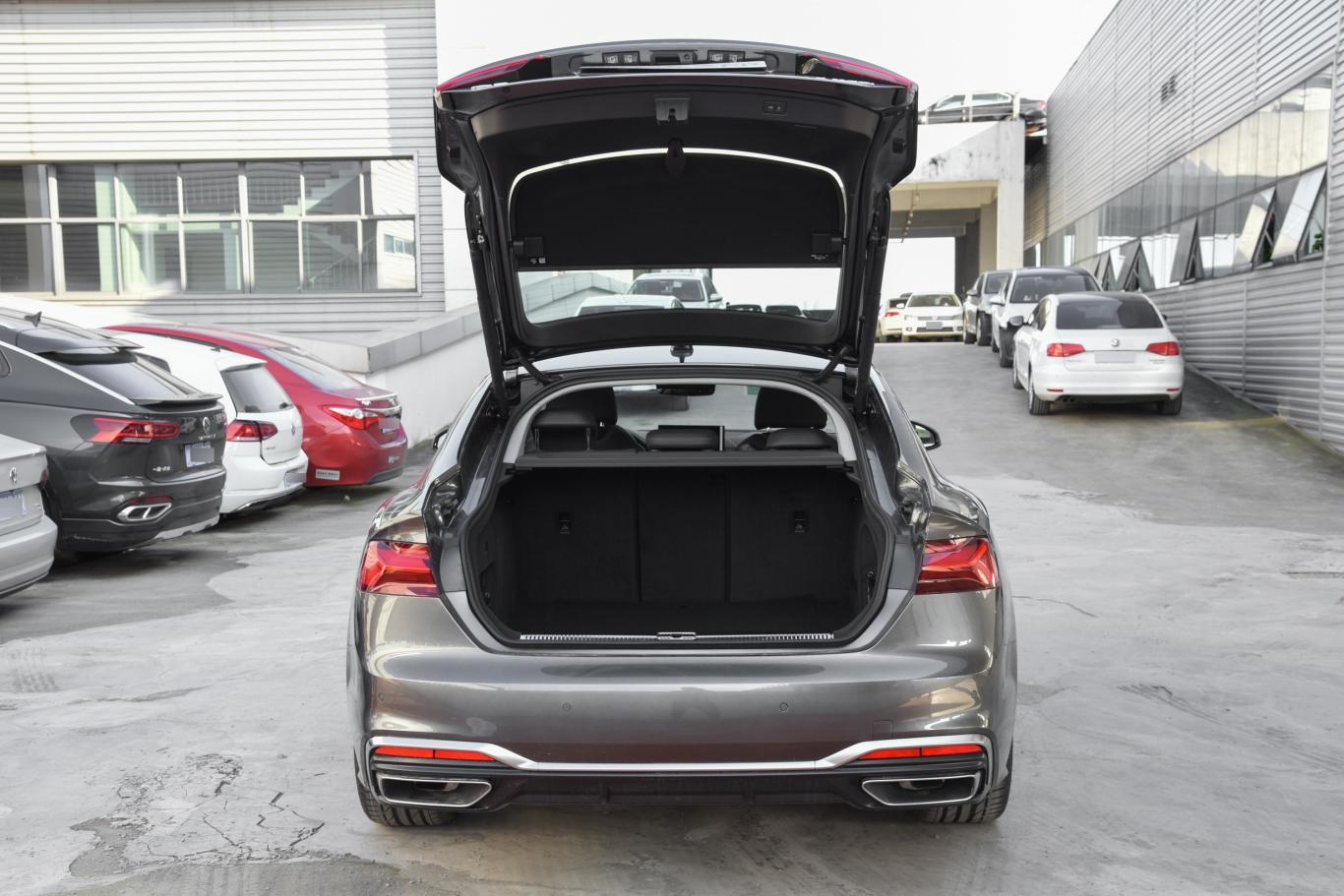 奥迪a5sportback 40 tfsi quattro 豪华动感型后备箱