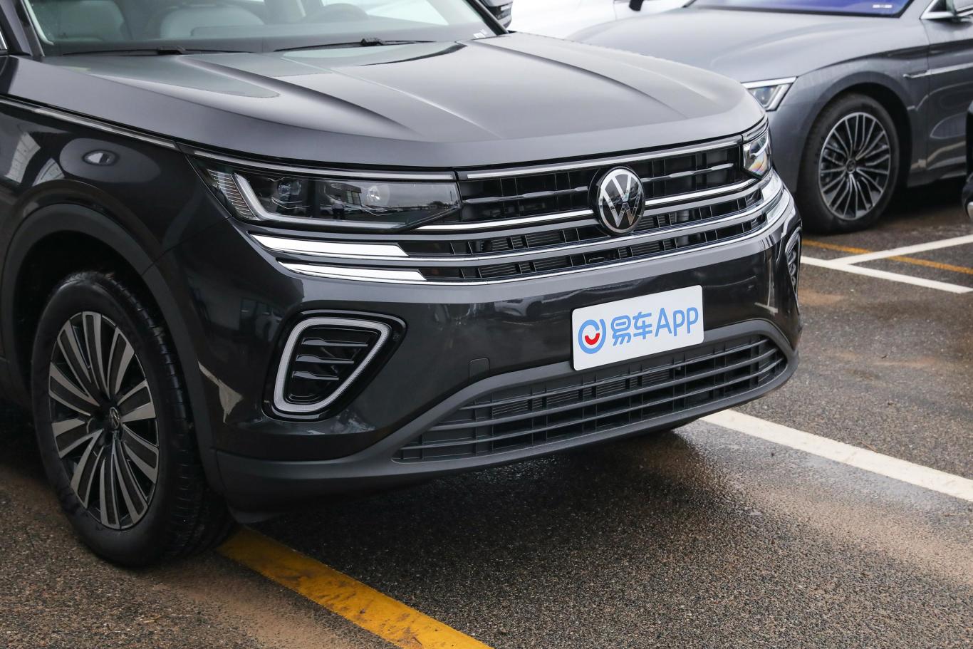 【揽巡330TSI 两驱豪华巡逸版前格栅侧俯拍图片-汽车图片大全】-易车