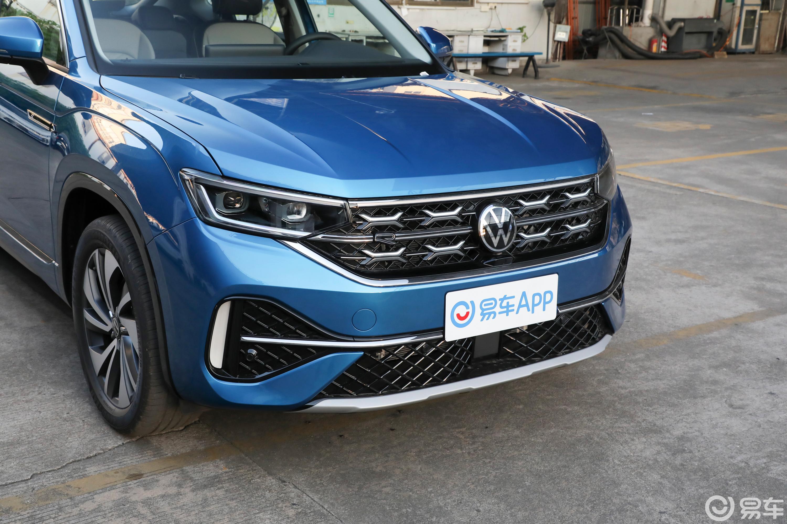 【探岳X330TSI 两驱尊贵高能版前格栅侧俯拍图片-汽车图片大全】-易车