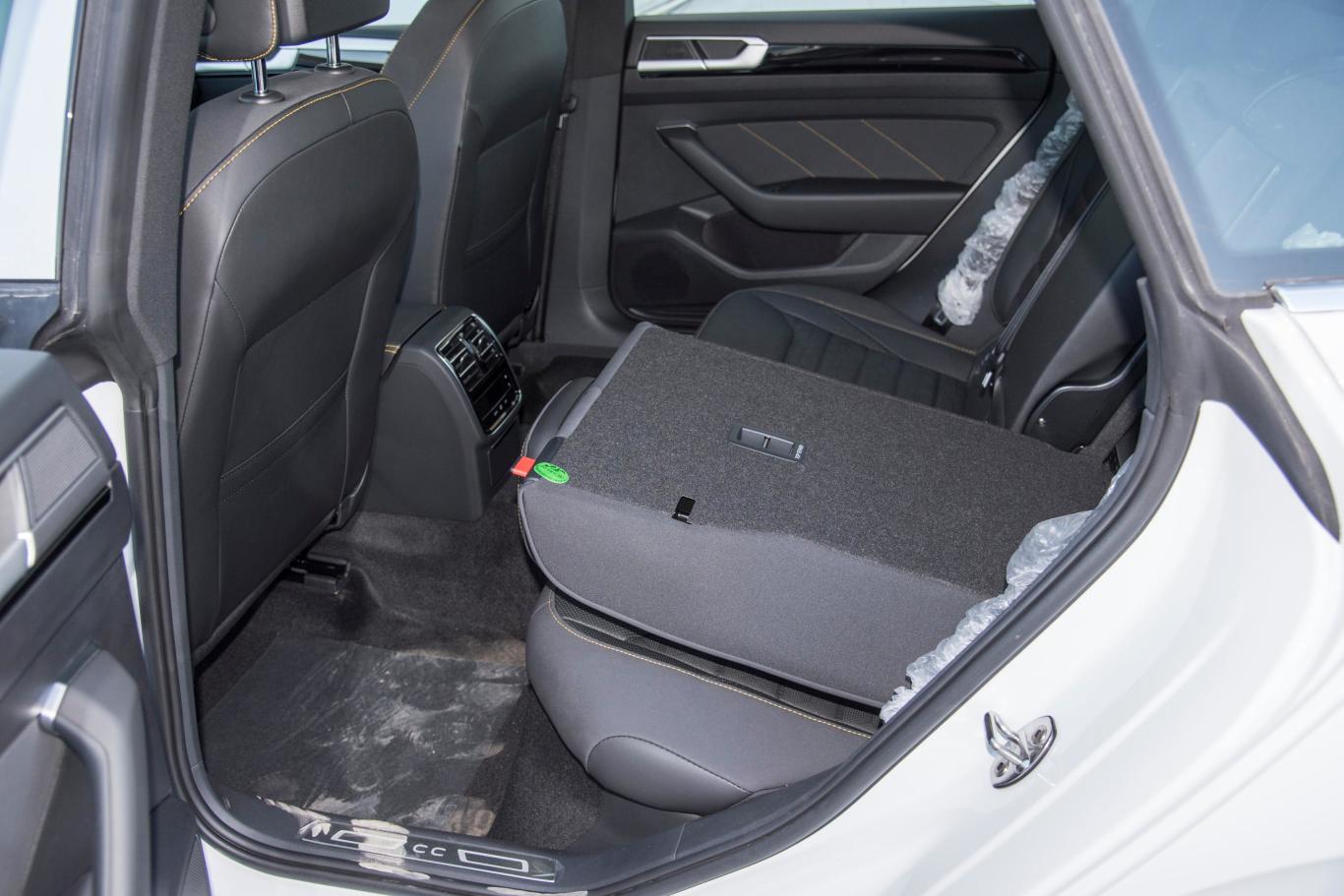 一汽-大众cc380tsi 夺目版后排空间