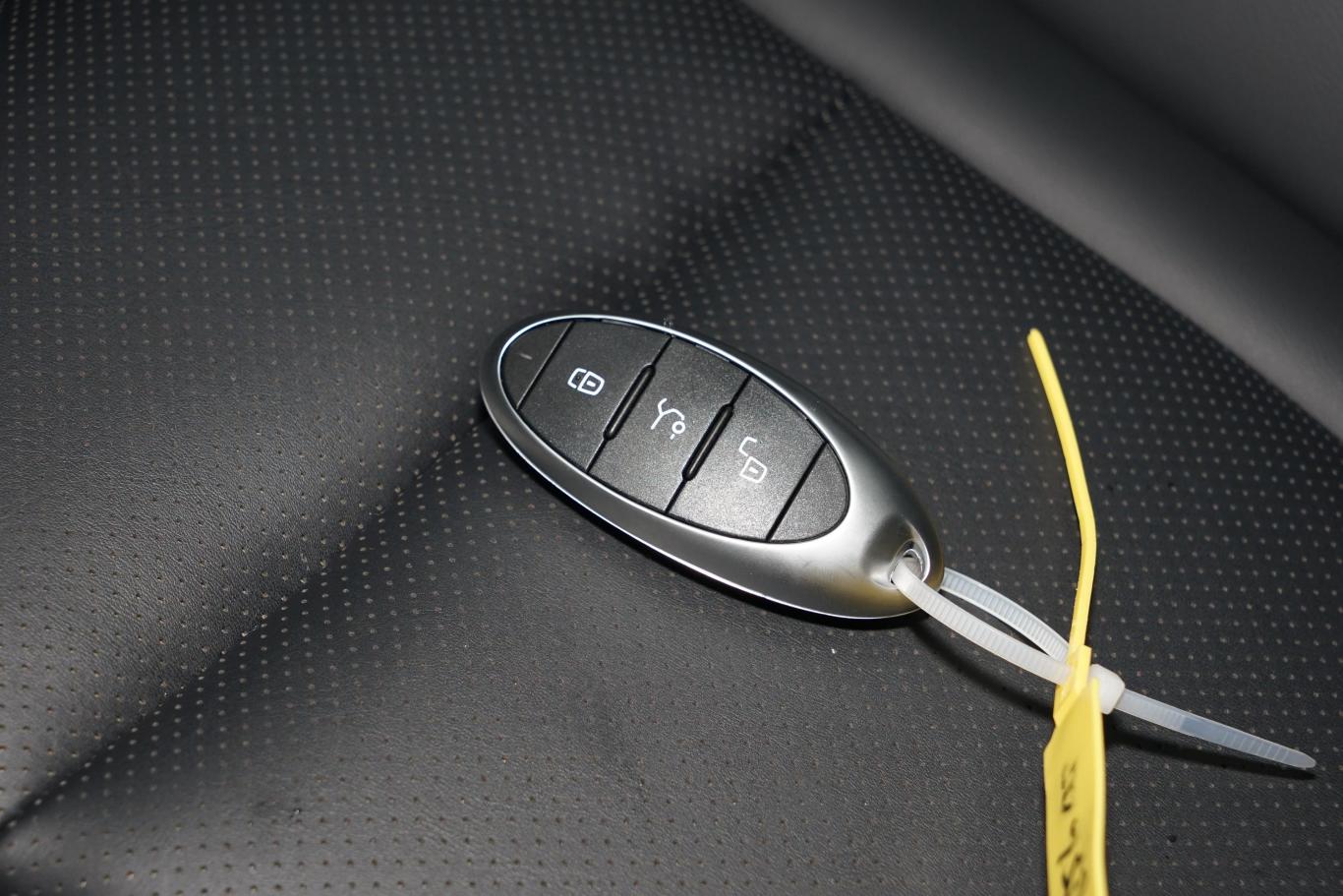 奔腾b70第三代 1.5t 双离合畅享型钥匙正面