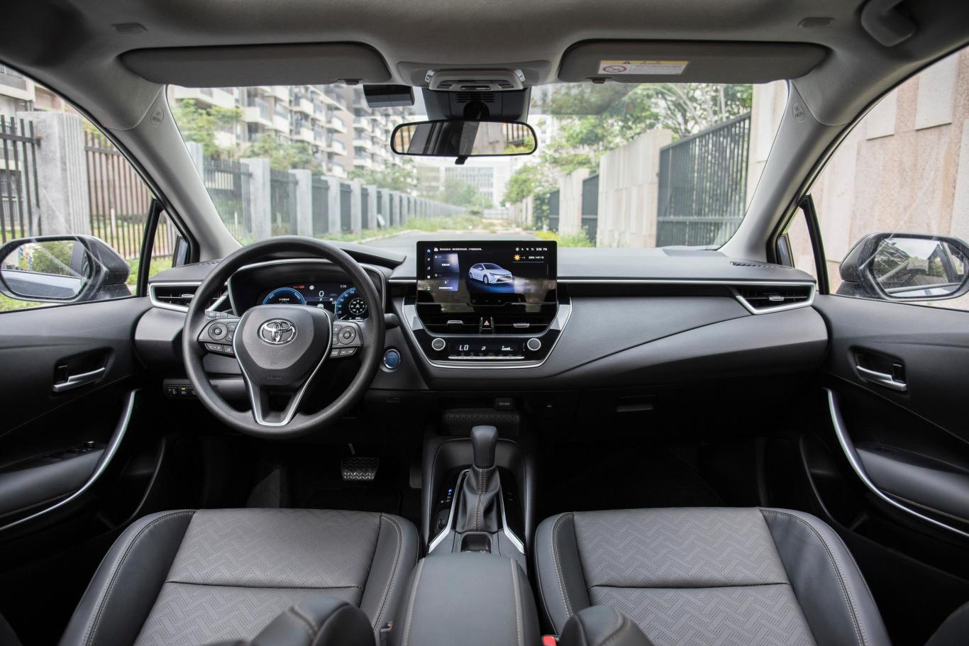 雷凌双擎 1.8l 运动版内饰全景正拍