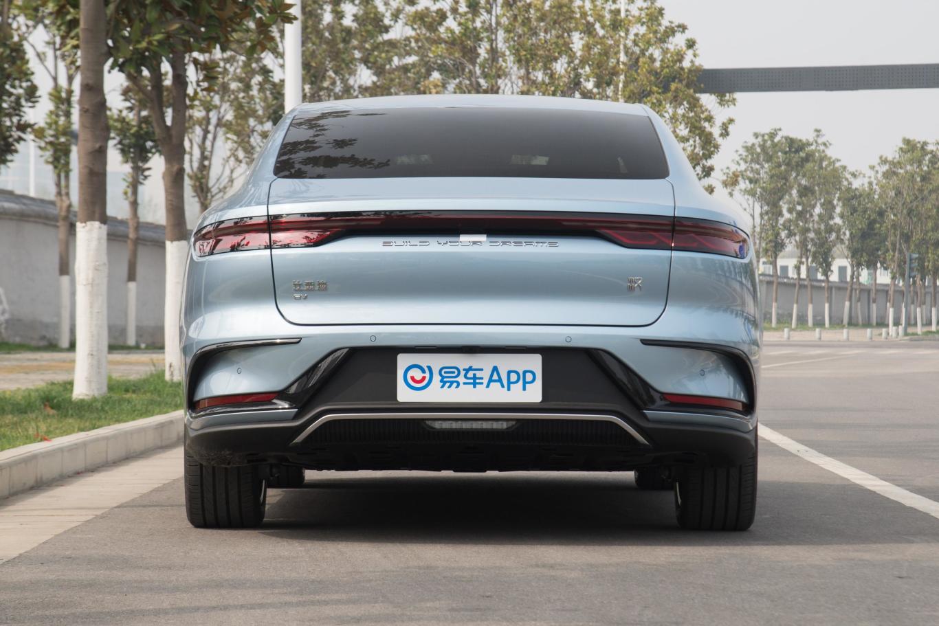【汉EV 冠军版 605km 前驱尊贵型正后水平图片-汽车图片大全】-易车