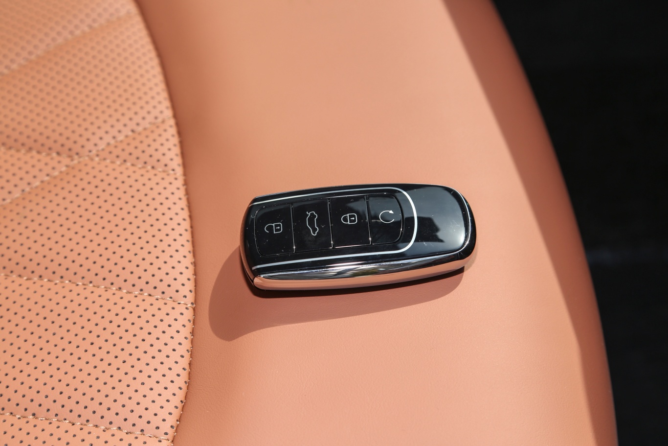 瑞虎8鲲鹏版 1.6t 双离合超享版 7座钥匙正面