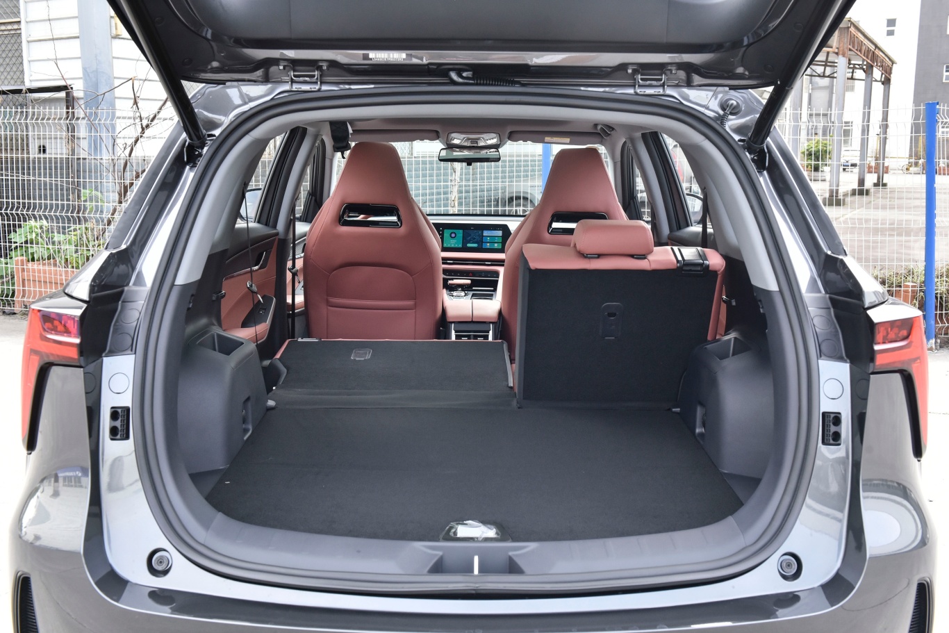 长安cs75plus第三代 1.5t 尊贵型后备厢