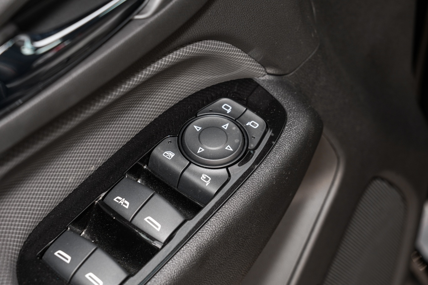 探界者轻混 2.0t rs 两驱智能拓界版后视镜调节键