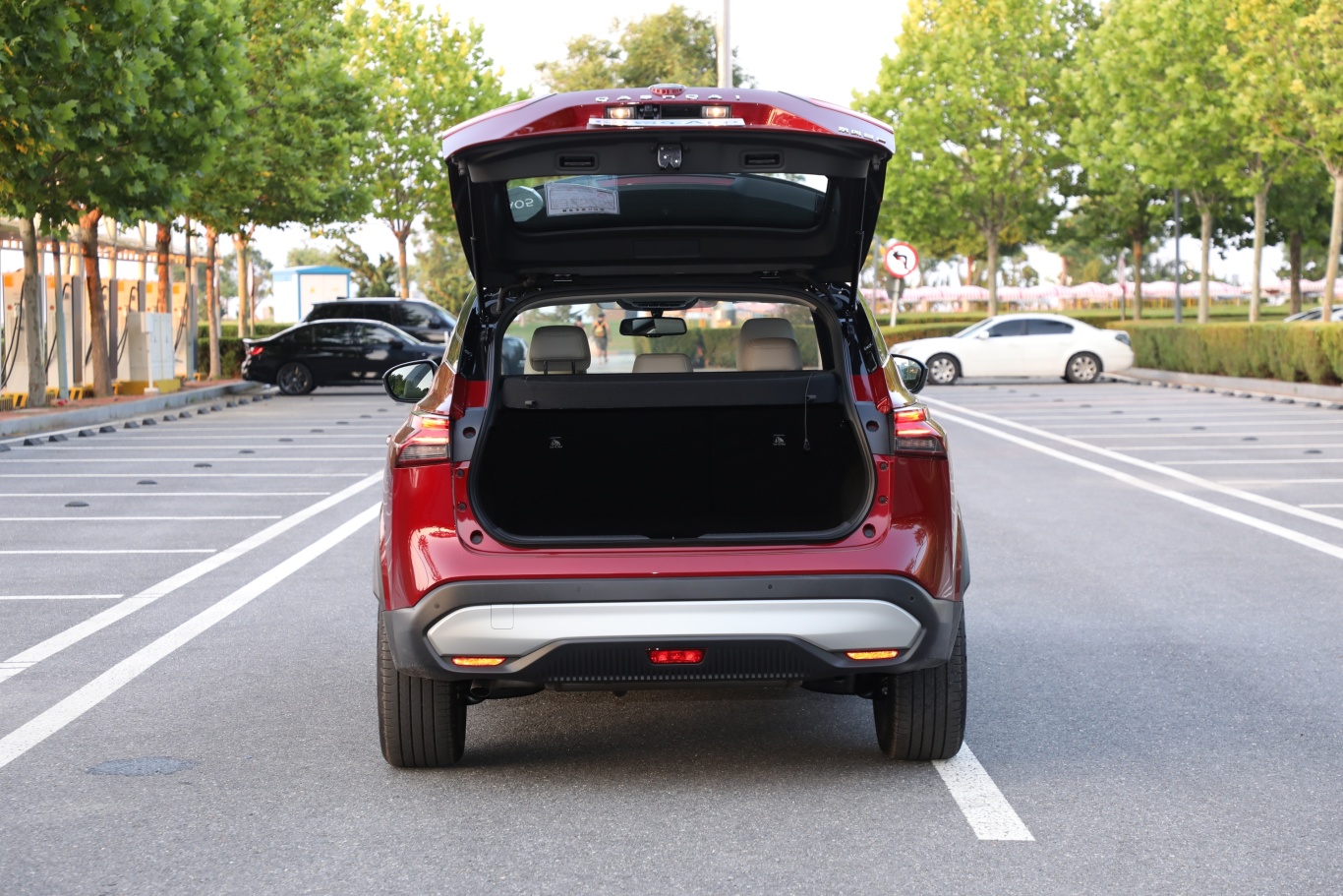 逍客1.3t 旗舰版后备厢