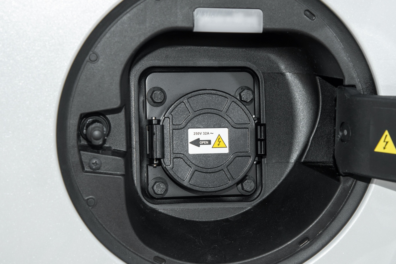 宋plusev 冠军版 520km 尊贵型慢充充电口