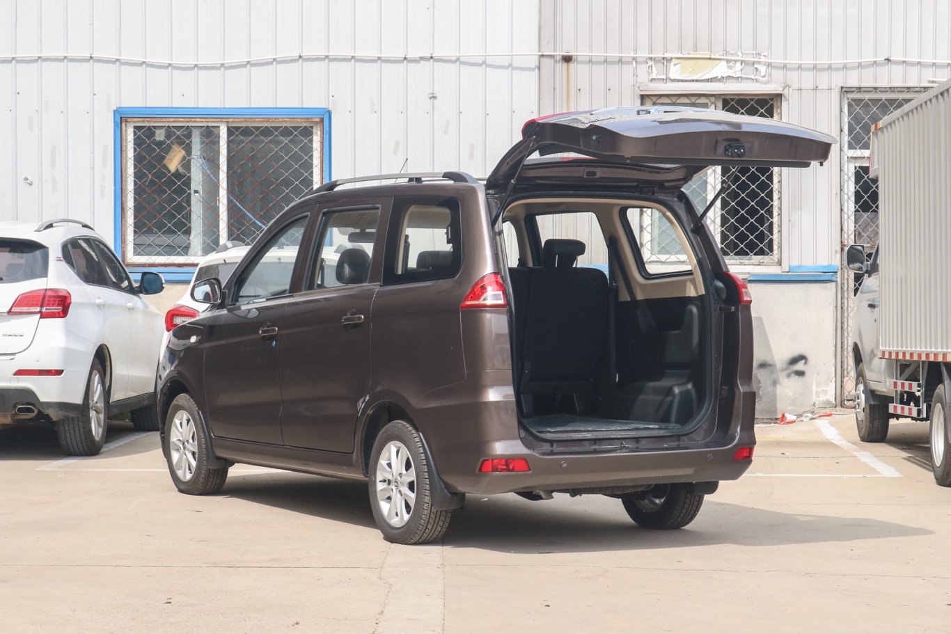 风光330330s 1.5l 舒适型 5座后备厢开启45度侧拍