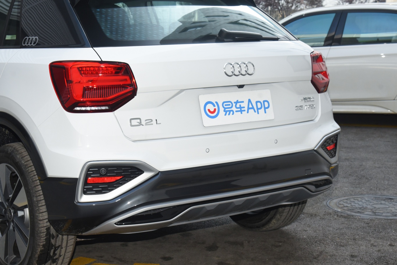 奥迪q2l35 tfsi 时尚致雅型车尾特写