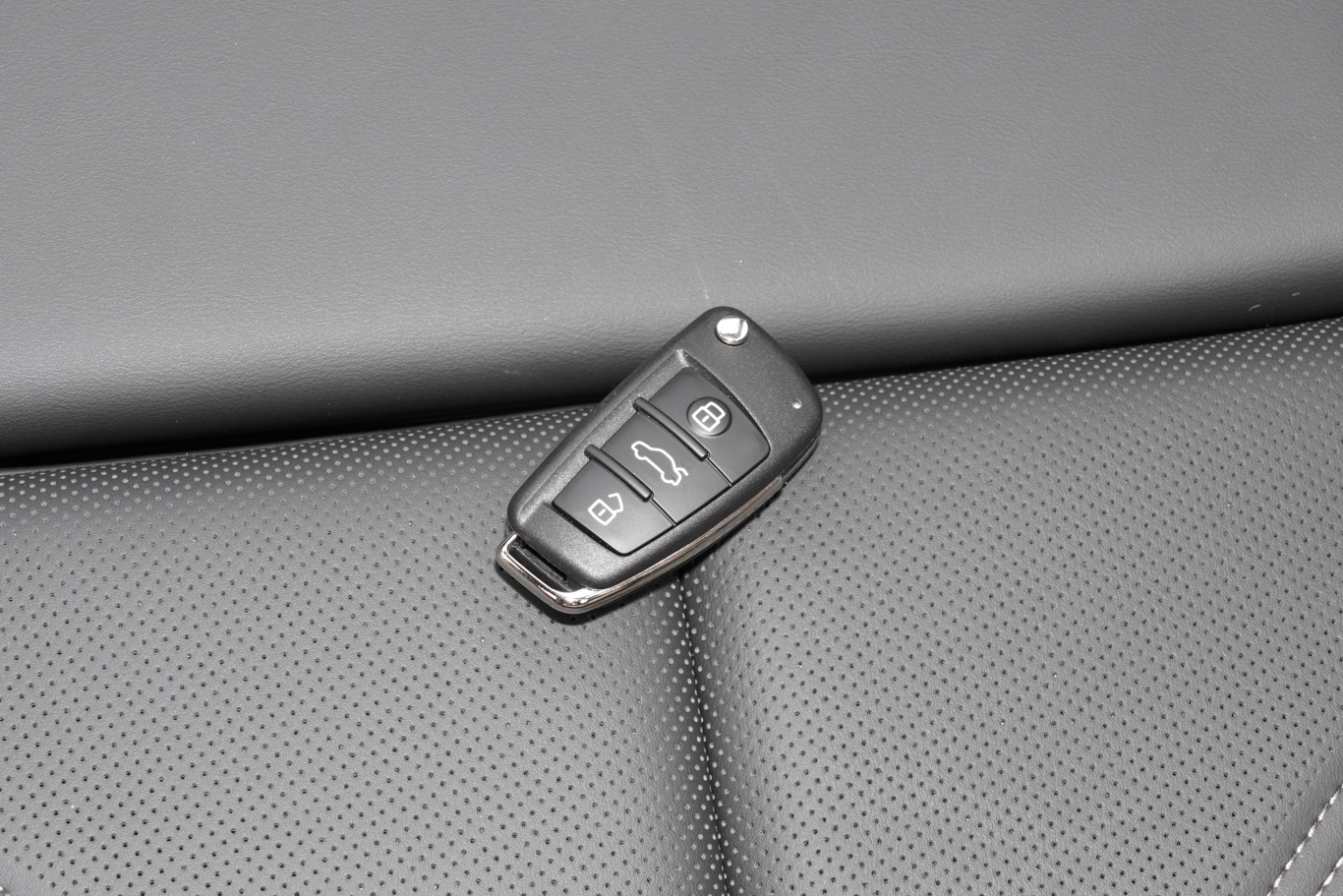奥迪q335 tfsi 时尚致雅型钥匙正面