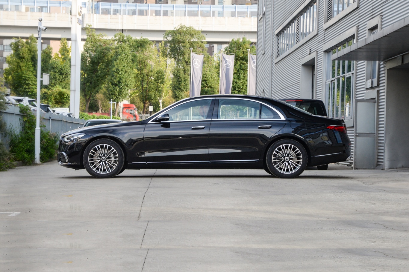 奔驰s级 插电混动改款 s 450 e l正侧车头向左水平