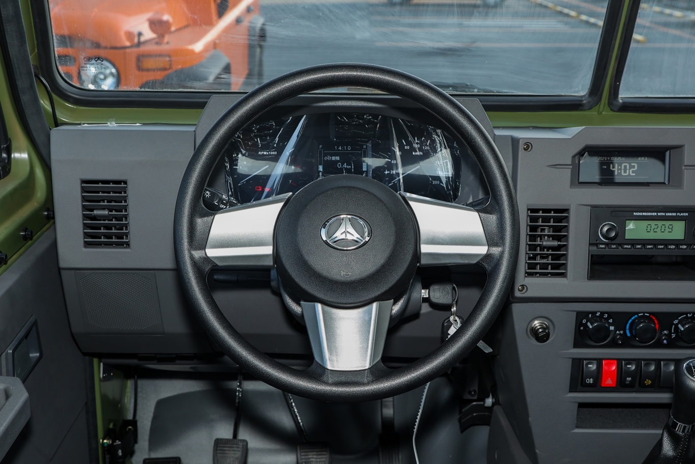 勇士皮卡分体 双排 2.4t 手动 3695轴距 柴油 国vi方向盘