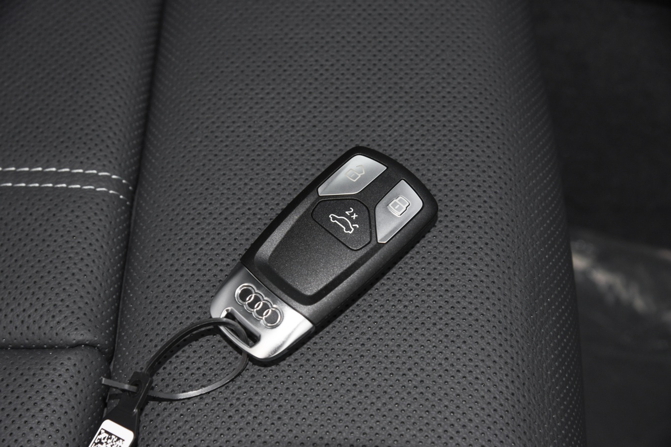 奥迪a4l40 tfsi 时尚动感型钥匙正面