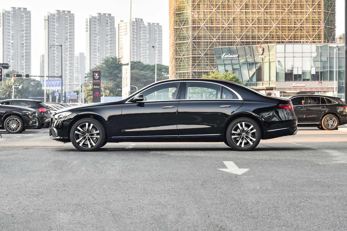 奔驰s级s 400 l 豪华型正侧车头向左水平