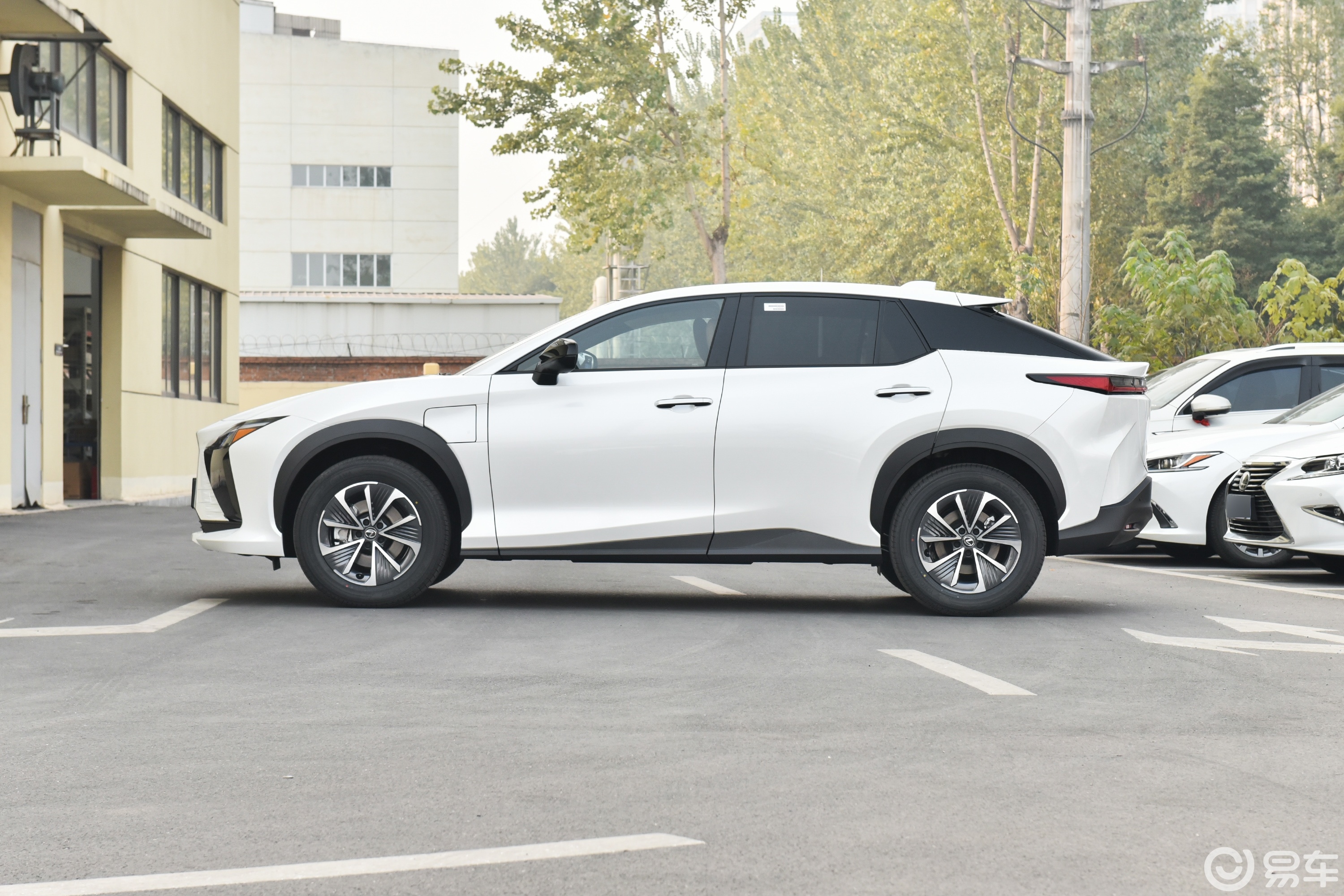 【雷克萨斯RZ300e 长续航纵享版正侧车头向左水平图片-汽车图片大全】-易车