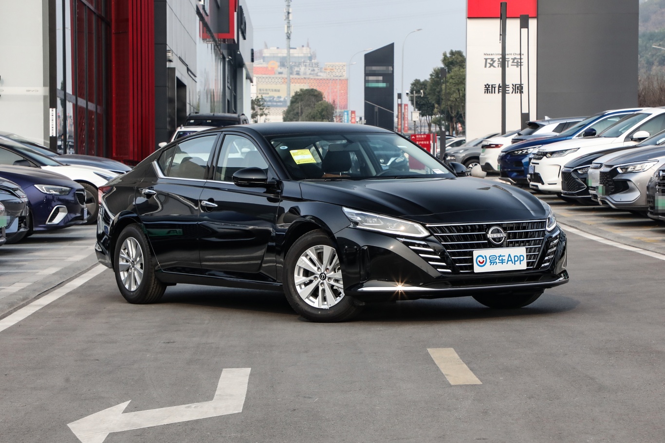 【天籁2.0L XE 纯享版侧前45度车头向右水平图片-汽车图片大全】-易车