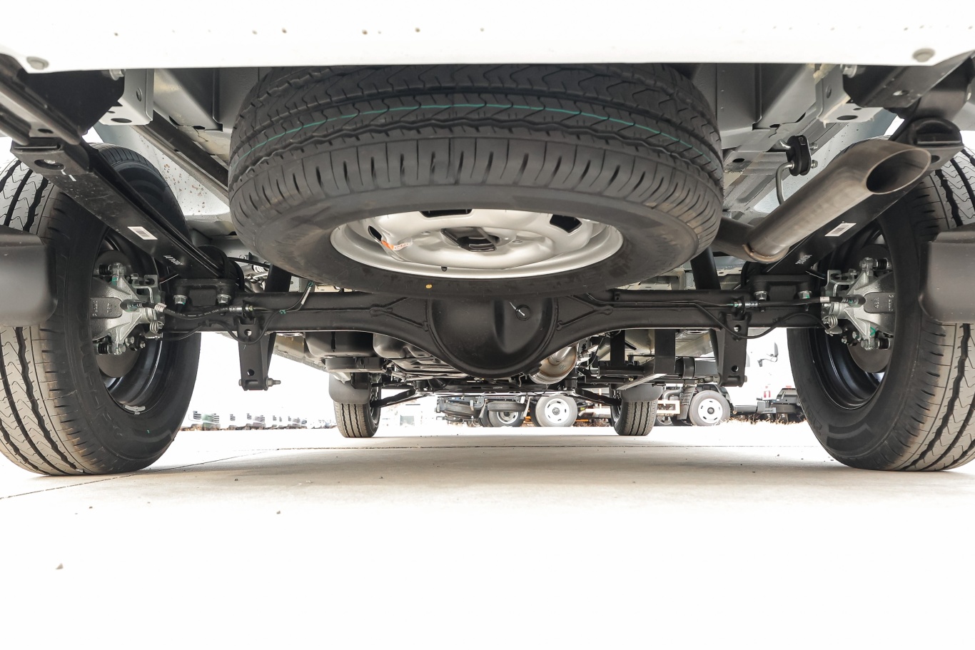 0t 手动中轴中高顶客运版商务型(非营运) 9座 柴油后悬架整体