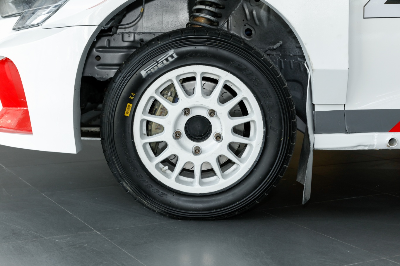 【奥迪a3《飞驰人生2》拉力赛车版前轮毂造型图片-汽车图片大全】