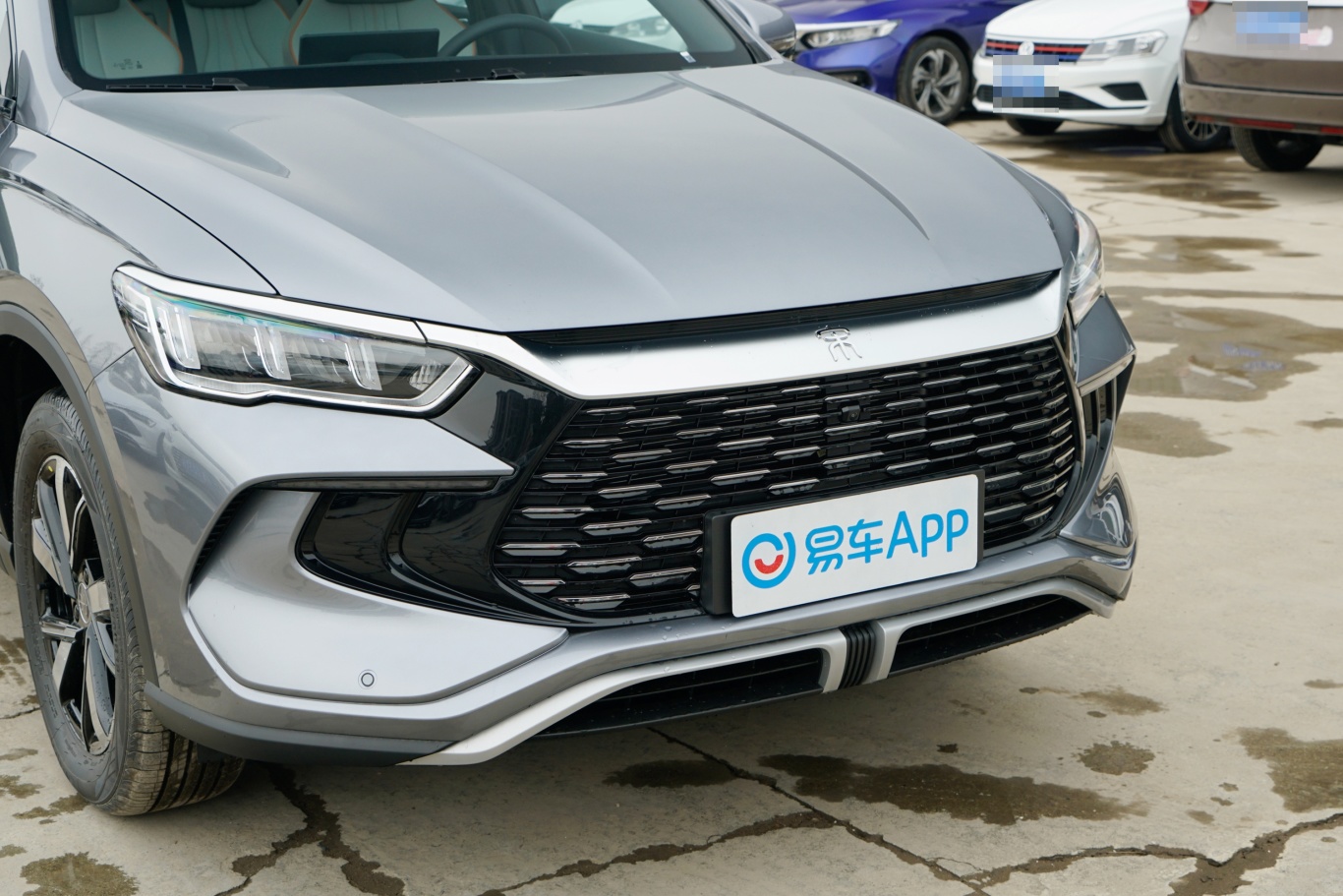 【宋Pro新能源DM-i 荣耀版 1.5L 71km 超越型前格栅侧俯拍图片-汽车图片大全】-易车