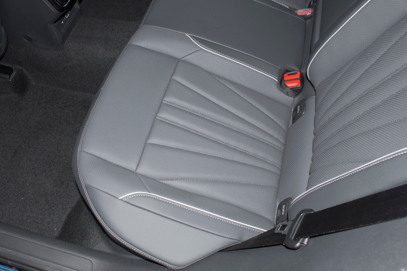 帕萨特出众款 380tsi 龙腾版后排空间