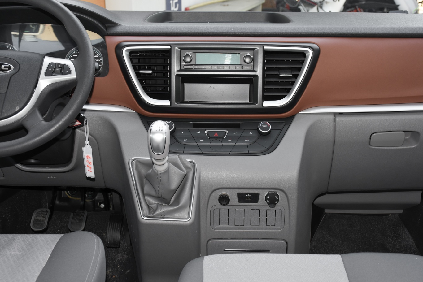 星锐2.5t 手动长轴高顶双胎星快运 5/6/7座 柴油中控台整体