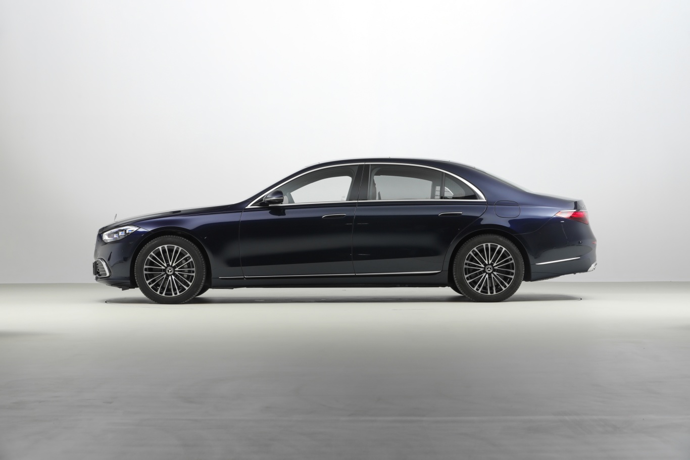 奔驰s级 插电混动s 450 e l正侧车头向左水平