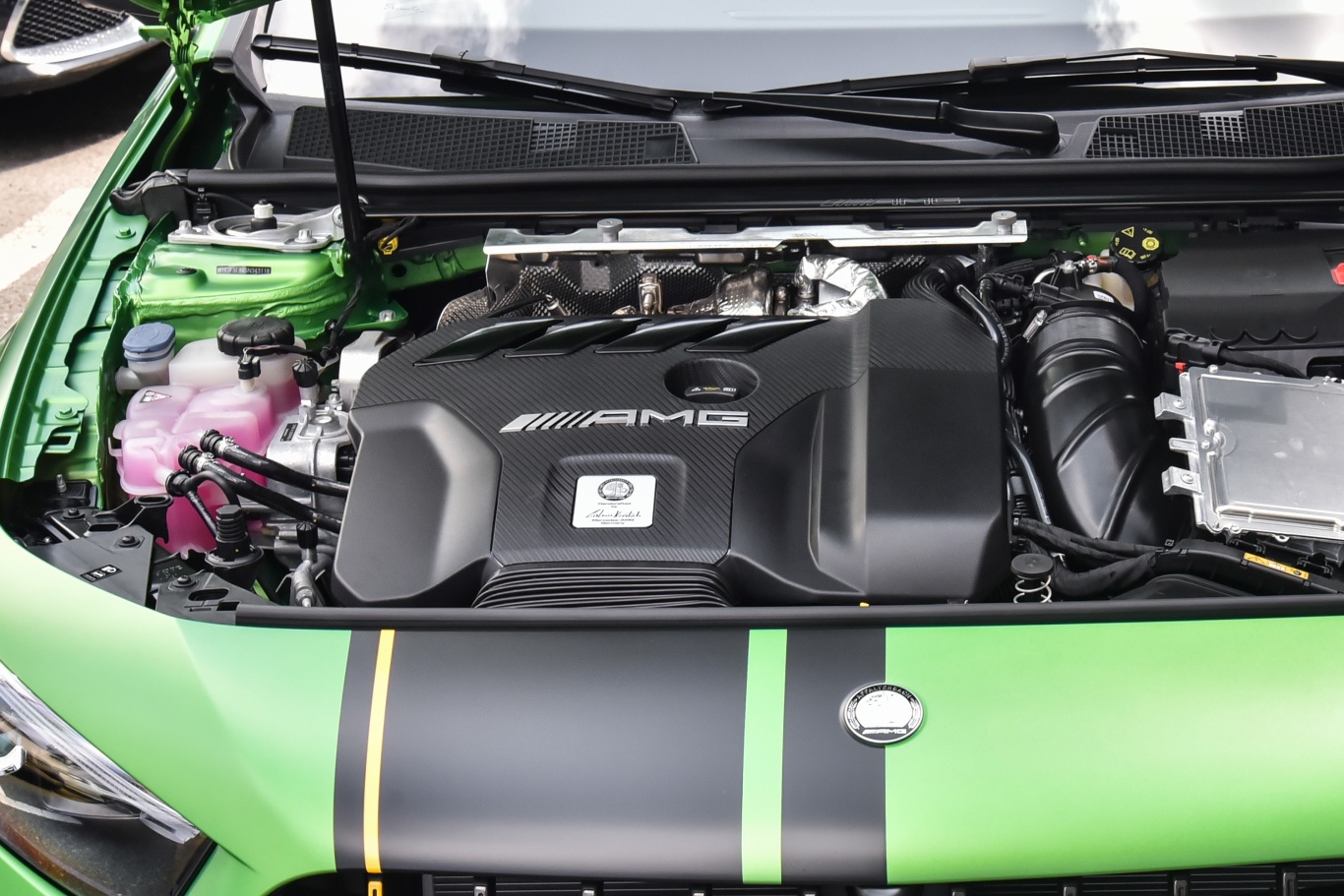 【奔驰A级 AMG(进口)AMG A 45 S 4MATIC+ 魔焰绿特别版发动机/电机特写图片-汽车图片大全】-易车